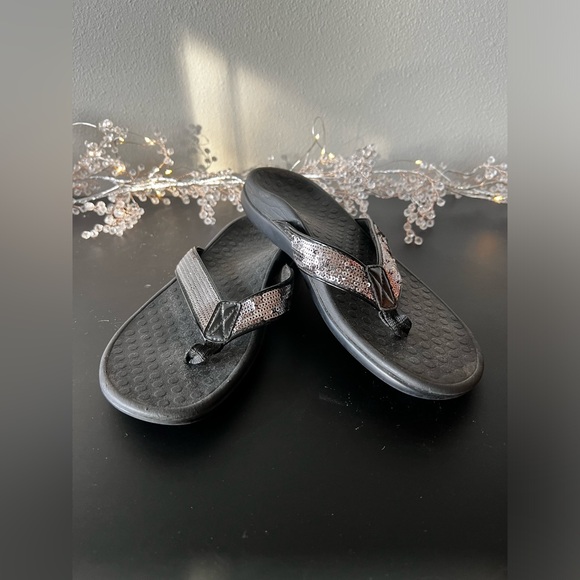 Vionic Tide Pewter Sequin Flip Flops - Very Good Like New Condition - Picture 2 of 3